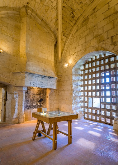 Cité royale de Loches : le donjon de Loches, une tour carrée non loin de l'Indre et de la tour saint Antoine. Il est géré par le département d'Indre et Loire (France). Loches fait partie de la communauté de communes Loches Sud Touraine.