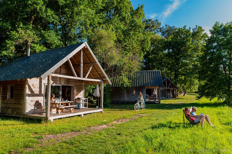 Camping en Val de Loire, dans la région Centre : doté du label Camping Qualité, le village Huttopia propose un cadre idéal pour le camping en famille ou entre amis, avec des chalets et des lodges à l'ombre des arbres, au bord du lac de Rillé, avec de grands emplacements ombragés. Outre une agréable piscine, un restaurant, une épicerie, et des animations pour les enfants, le camping propose la location de vélos. Un sympathique camping, comme le camping les Alicourts à Pierrefite-sur-Sauldre dans le Loir et Cher, le camping le Parc du Val de Loire yellowh village à Mesland près de Chaumont-sur-Loire, le camping Les Saules de Cheverny, le camping Les couleurs du monde à Faverolles sur Cher, le camping la grande tortue à Candé sur Beuvron, le camping Val de Loire près de Blois, le camping sandaya, le château des Marais, le camping les bois du Bardelet à côté de Gien dans le Loiret, le camping d’Olivet près d’Orléans… 