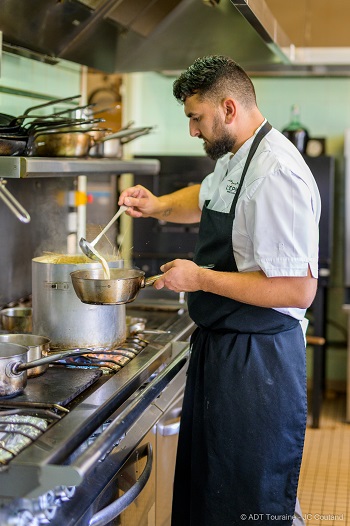 Dans la cuisine du restaurant L'Epine, récompensé par un Bib Gourmand du guide Michelin 2023, à Azay-le-Rideau, avec le chef Sébastien Bruzeau. Indre et Loire, France.