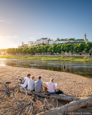 Location de vélo en Indre et Loire pendant les vacances : parfait pour découvrir les châteaux de la Loire à bicyclette, à la force des mollets, et notamment Chinon, haut lieu de l'histoire de France. Location de vélos à assistance électrique, location de vélo tout chemin, location de vélo tout terrain... 