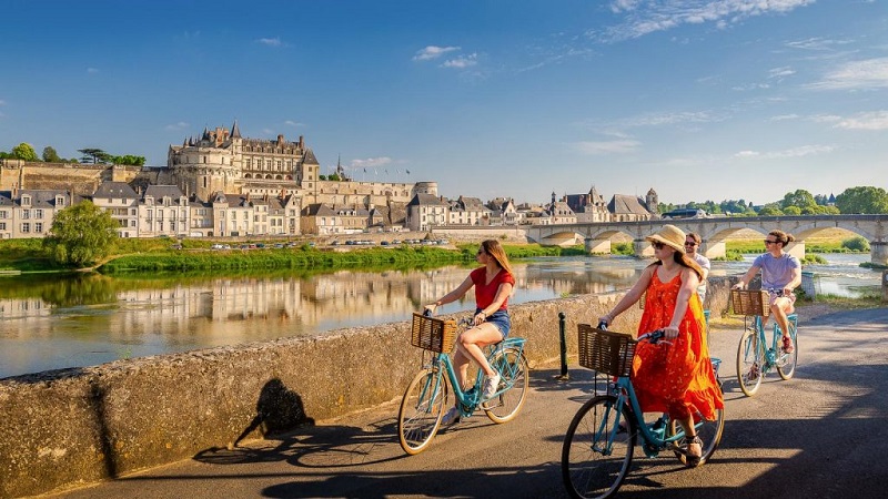 La Loire à Vélo, parcours idéal pour visiter les châteaux de la Loire. Séjour à vélo entre Amboise et Blois (France), partez à la découverte d’un voyage magnifique pour visiter le château de Saumur. N’oubliez pas sur votre fiche que ce séjour est aussi facile pour un adulte que pour un enfant, les visites des chateaux de la Loire sont très accessibles en vélo