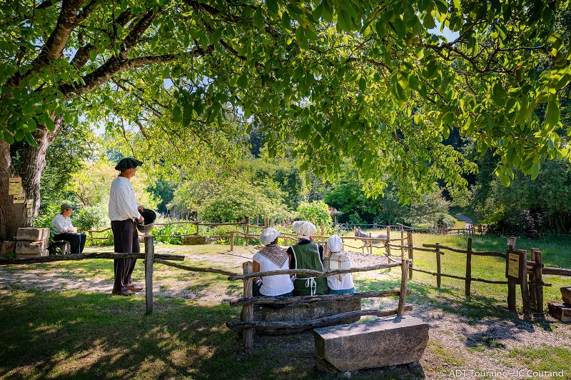 La Vallée troglodytique des Goupillières, pour une belle visite en famille en Indre et Loire, pour découvrir la vie des paysans au moyen âge et jusqu'à récemment en France, avec de nombreux animaux de la ferme. Azay-le-Rideau, France.