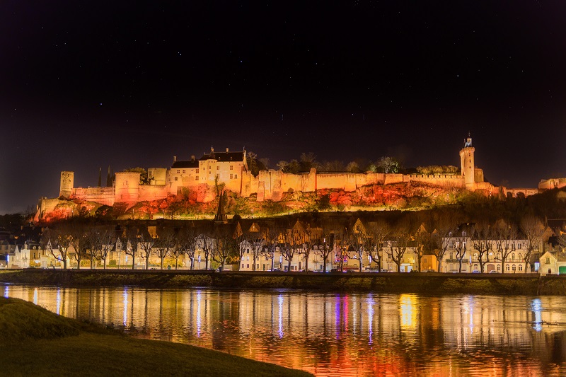 La forteresse royale de Chinon de nuit. L'un des sept monuments à visiter pour Noël au pays des châteaux. Vacances de Noël en Indre et Loire, région Centre Val de Loire, France. En décembre, en hiver.