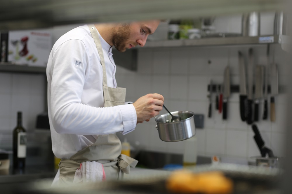 Le Chef Clément Dumont, en cuisine.©Adfields / J. Crochet