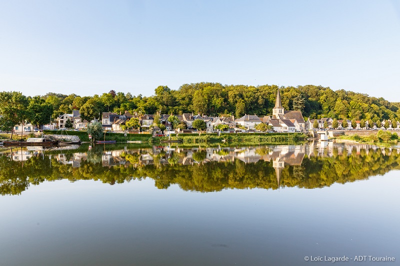 Savonnières et son église, au bord du Cher. Savonnières fait partie de Tours Métropole, et enregistre chaque année le passage de nombreux cyclotouristes qui filent jusqu'à Villandry sur l'itinéraire de La Loire à Vélo. Nathalie Savaton est le maire de la commune, remarquable par son chantier et son port fluvial, et ses bateaux traditionnels : toue, charrière, pillard. Indre et Loire, France.