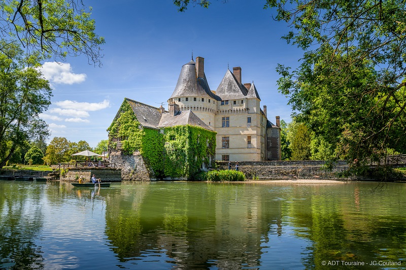 Canotage en barque sur l'Indre au château de l'Islette. Azay-le-Rideau, France.