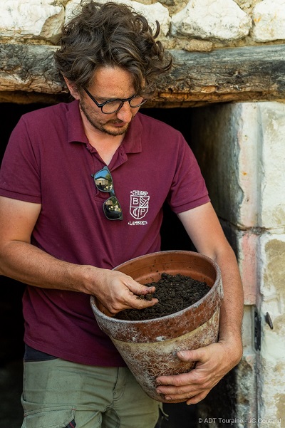 Lors d'une visite de la cave touristique à Cravant-les-Coteaux, Antoine Lambert explique quelques unes des méthodes propres à l'agriculture en biodynamie. Au cœur de l'AOC chinon, le domaine de Béatrice et Pascal Lambert est également certifié en agriculture biologique depuis 2002.