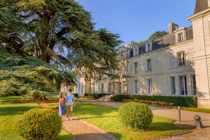 Offre saint valentin au château de rochecotte. Pour un week-end Saint Valentin en Val de Loire le mercredi 14 février 2024, entre Anjou et Loir et Cher : l'hôtel Choiseul et son restaurant Le 36, dans la romantique ville d'Amboise, à 20 kilomètres de Tours. Parfait pour un séjour en amoureux en Indre et Loire, à 2h de Paris, capitale de la France.