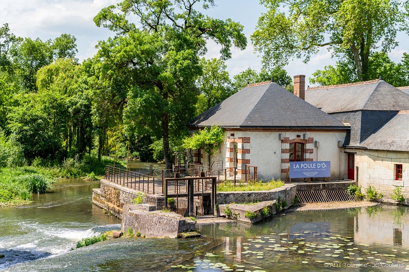 les pieds dans l'eau, à la table de la poule d'ô, sur les rives de l'Indre, la rivière d'Azay-le-Rideau.