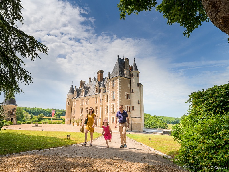 Le château de Montpoupon est une bonne idée de sortie pour le week-end, près du restaurant l'Auberge de Montpoupon, en Indre et Loire.
