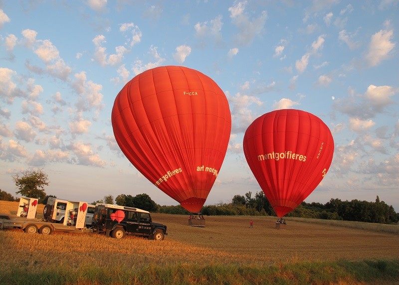 Baptême de l'air en France via un vol en montgolfière, à 2h de Paris, avec des pilotes expérimentés et de superbes paysages à observer depuis la nacelle et le ballon, au bruit du bruleur qui gonfle l'enveloppe de la montgolfière qui s'élève dans le ciel de France. Date du vol à fixer selon la météo.