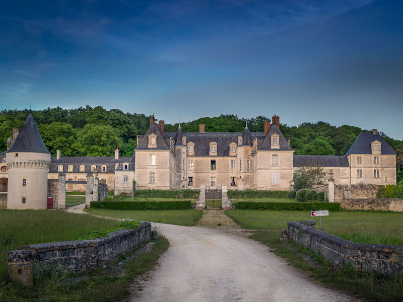 Le château de Gizeux propose une nuit en chambre d'hôtes, dans un site patrimonial particulièrement remarquable. Dans ce château de la Loire, vous vivrez une expérience unique.