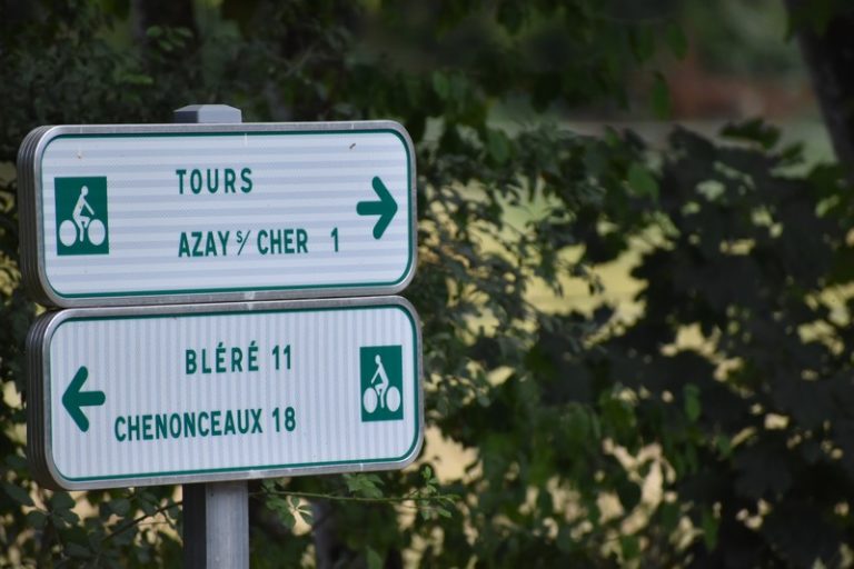 Relais des Berges du Cher – borne de recharge vélos électriques-1