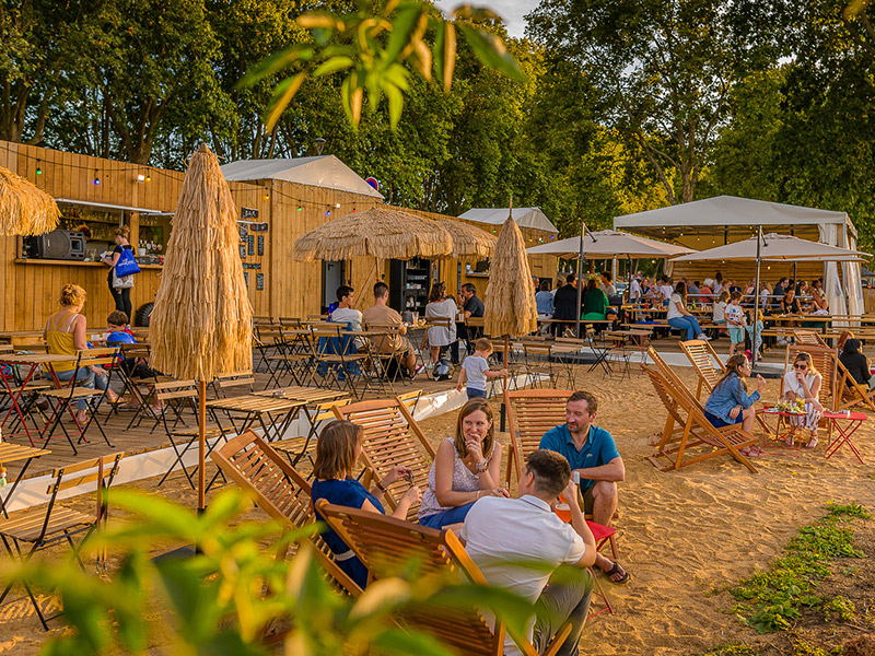 A l'image de la guinguette de Tours sur Loire, la terrasse de la guinguette d'Amboise est très accueillante pour boire un verre le temps d'une soirée en bord de Loire, ou le midi au restaurant. Comptez 200 kilomètres depuis Paris, et 25 kilomètres depuis la guinguette de Tours sur Loire. Indre-et-Loire, France.