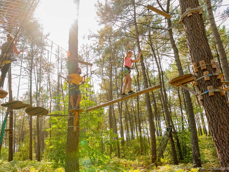 Des parcours dans les arbres et des jeux durant les vacances de la Toussaint en France, aux mêmes dates sur le calendrier scolaire de l'éducation nationale pour la zone A, la zone B, la zone C : du 23 octobre au 8 novembre 2021. De quoi oublier un peu l'école et beaucoup la crise sanitaire du covid.