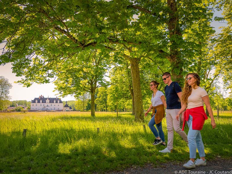 Randonnée autour du château de Champchevrier. Le château est entouré de forêt, environnement propice pour une balade. Vous pouvez ainsi visiter le château de Champchevrier avant ou après cette randonnée.