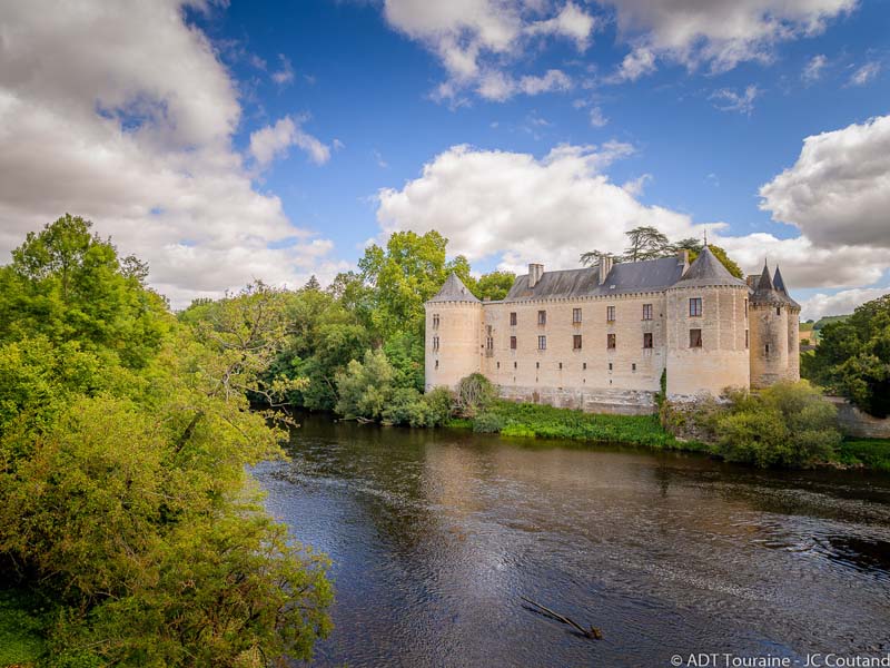 Au bord de la Creuse, le château de la Guerche fait partie des châteaux un peu secrets qui réservent de très bonne surprises lors de la visite. Indre-et-Loire, France.