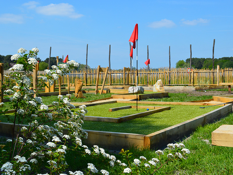 Le minigolf aux oiseaux a été conçu avec l'appui de la Ligue pour la protection des Oiseaux. Des sculptures en bois représentent différentes espèces d'oiseaux migrateurs et non migrateurs, que l'on peut d'ailleurs observer en vrai via deux postes d'observations installés un peu plus loin, autour du lac.